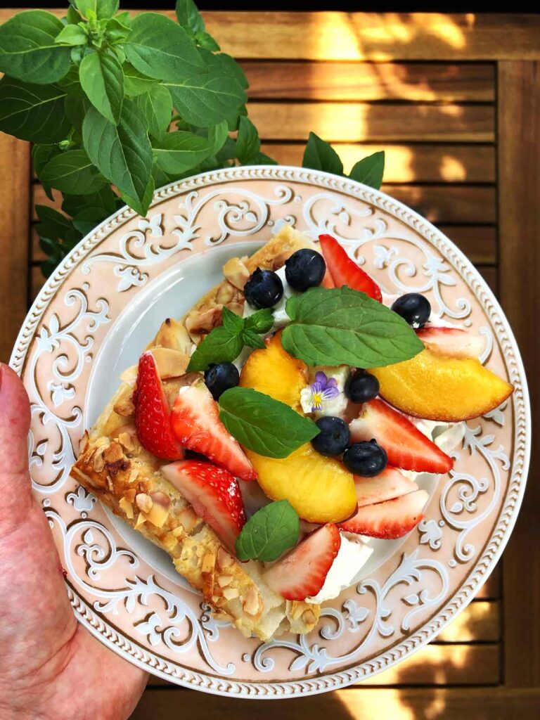 helppo marjapiirakka lehtitaikinapohjalla