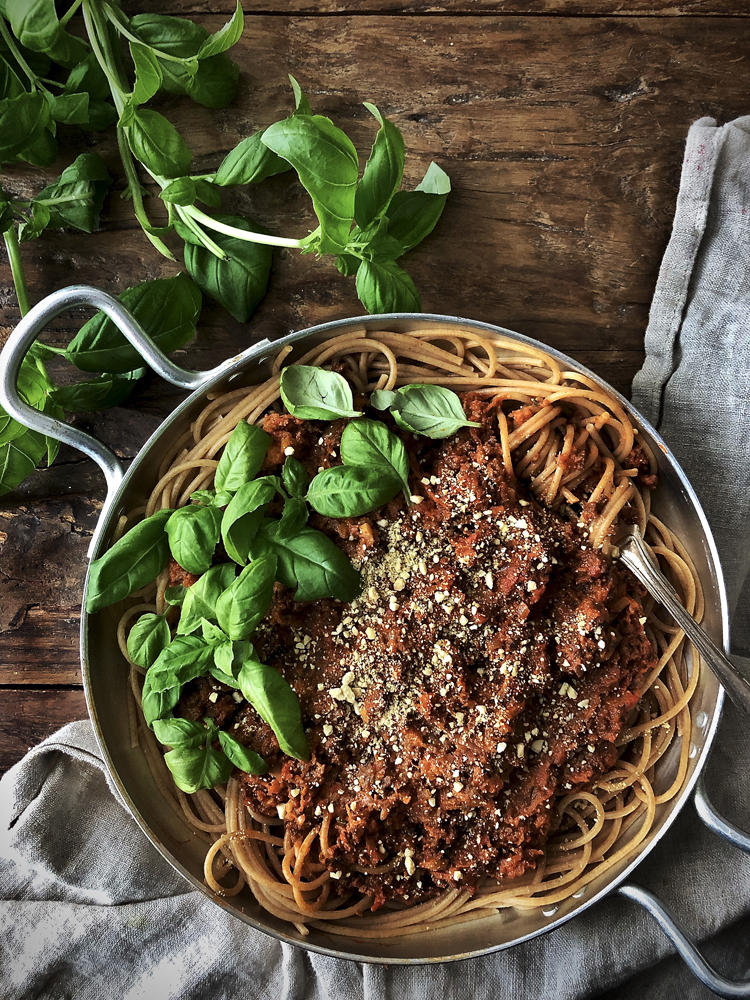 soijarouhekastike, spagettia ja vegaaninen parmesaani
