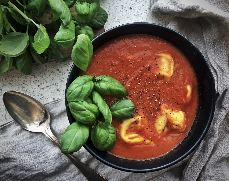 Helppo tomaatti-tortellonikeitto – ruokaisa kasviskeitto tukevoituu pastalla ja pavuilla