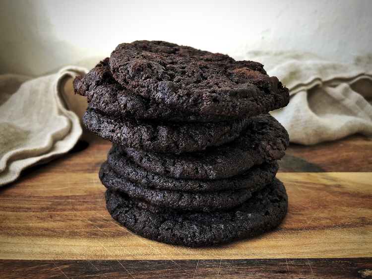 Vegaaniset suklaakeksit – tuhdin täyteläiset cookiet saavat raikkaan twistin minttusuklaasta